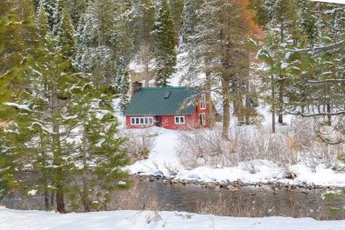 Sierra Nevada, Kaliforniya 'daki dağda izole edilmiş renkli bir ev.