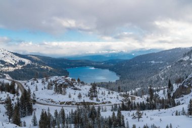 Donner Gölü kışın karın altında, panorama