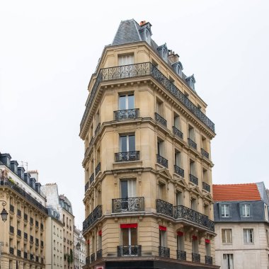 Paris, tipik bina, Paris cephesi ve pencereler rue de Rivoli 