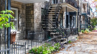 Montreal, sonbaharda Mont-Royal Platosu 'nda dış merdiveni olan tipik Victoria evi.