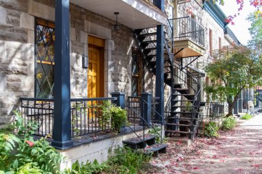 Montreal, sonbaharda Mont-Royal Platosu 'nda dış merdiveni olan tipik Victoria evi.