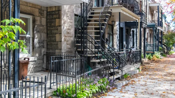Montreal, sonbaharda Mont-Royal Platosu 'nda dış merdiveni olan tipik Victoria evi.