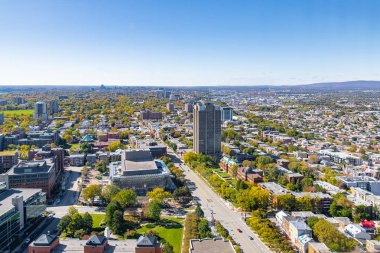 Kanada 'daki Quebec Şehri, modern anıtlarla hava manzarası, tipik çatılar ve binalar