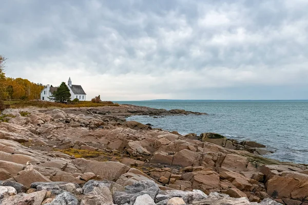 加拿大 圣罗兰海滨的一座小教堂 美丽的海湾 — 免费的图库照片
