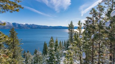 Nevada ve Kaliforniya 'daki Tahoe Gölü, kışın körfezin manzarası.