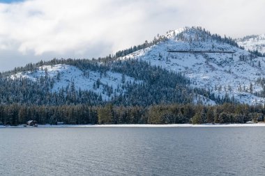Donner Gölü kışın karların altında, Nevada 'da, sahilde chalets ile