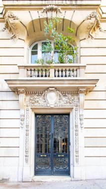 Paris, ahşap bir kapı, Marais 'de tipik bir bina, güzel taş bir balkonu var.