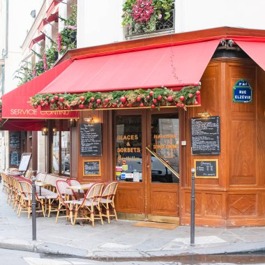 Paris, Fransa, 10 Aralık 2019, Marais 'de tipik bir restoran ve kahve.