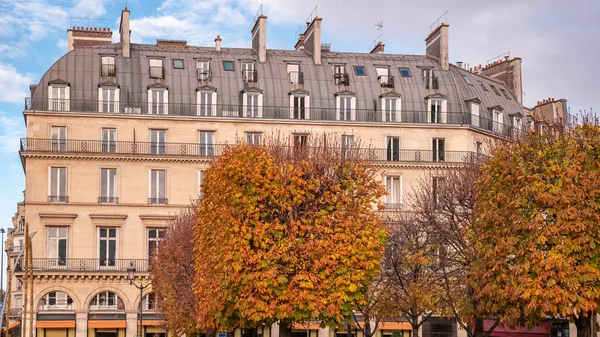 典型的なファサードと窓 秋の美しい建物Rue Rivoli — ストック写真