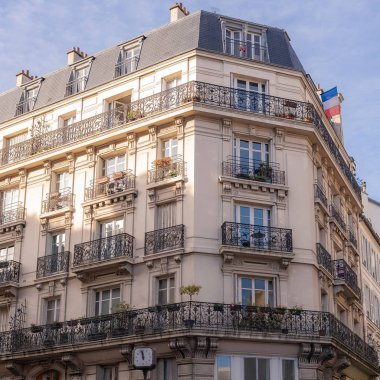 Paris, tipik cephe ve pencereler, Montparnasse Bulvarı.