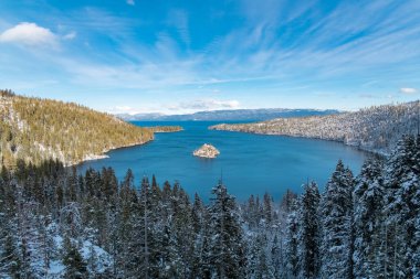 Nevada ve Kaliforniya 'daki Tahoe Gölü, kışın Emerald Körfezi manzarası.
