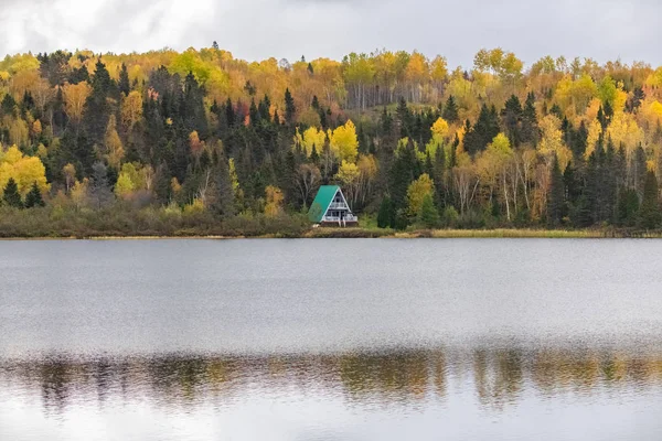 Casa Pădurea Lac Canada Toamna Culori Frumoase Ale Copacilor Reflecție — Fotografie de stoc gratuită