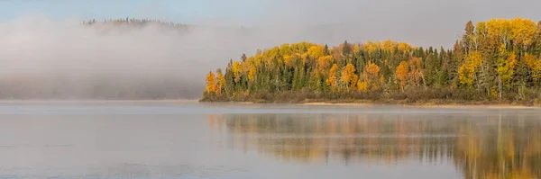 Jezero Lese Kanadě Během Indického Léta Mlhou Vodě Ráno — Stock fotografie