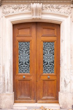 Paris, eski ahşap bir kapı, kafasının üzeri kazınmış, Marais 'de tipik bir bina.