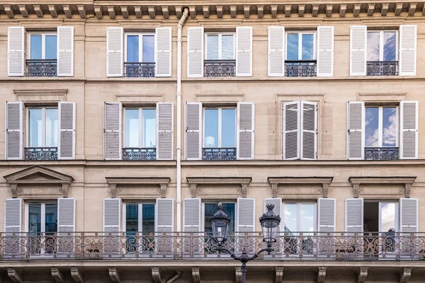 Paris Façade Typique Marais Détail Des Fenêtres — Photo