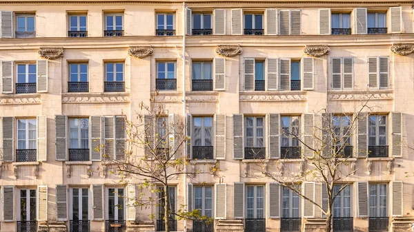 Párizs Tipikus Homlokzat Marais Ban Ablakok Részletei — Stock Fotó