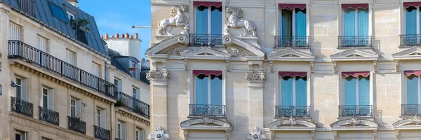 Paris Fachadas Janelas Típicas Belos Edifícios Montmartre Com Cavalos Esculpidos — Fotografia de Stock