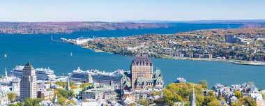 Quebec City, şehrin manzarası, arka planda Saint-Laurent nehri.