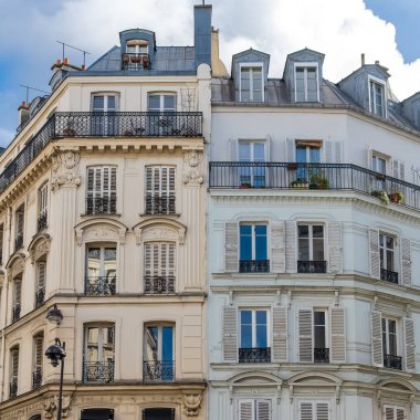 Paris, Montmartre 'daki tipik güzel bina.
