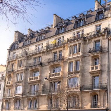 Paris, tipik cephe ve pencereler, güzel bina bulvarı Richard-Lenoir