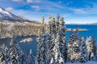 Nevada ve Kaliforniya 'daki Tahoe Gölü, kışın Emerald Körfezi manzarası.