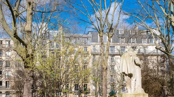 Paris Frankreich März 2020 Typische Fassade Montmartre Mit Einer Statue — Stockfoto