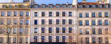 Paris, Marais 'deki tipik cephe, pencerelerin ayrıntıları.