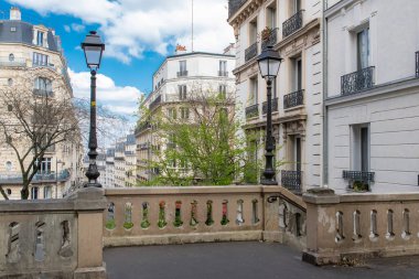 Paris, Montmartre 'daki romantik merdivenler, tipik binalar.