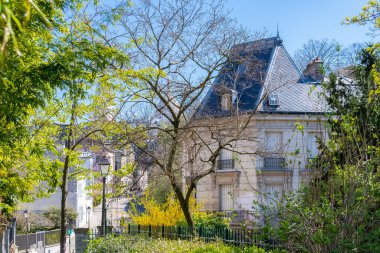Paris, Montmartre 'daki romantik merdivenler, tipik binalar.