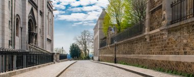 Paris, Montmartre, tipik asfalt sokak, Sacre-Coeur bazilikası solda.