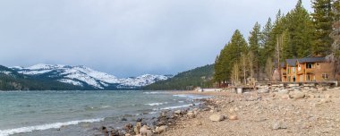 Donner Gölü kışın karların altında, Nevada 'da, sahilde bir dağ evi.