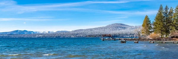 Озеро Озеро Панорама Горного Озера Зимой Понтоном Швартовки Лодок — стоковое фото