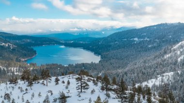 Donner Gölü kışın karın altında, California 'da, panorama