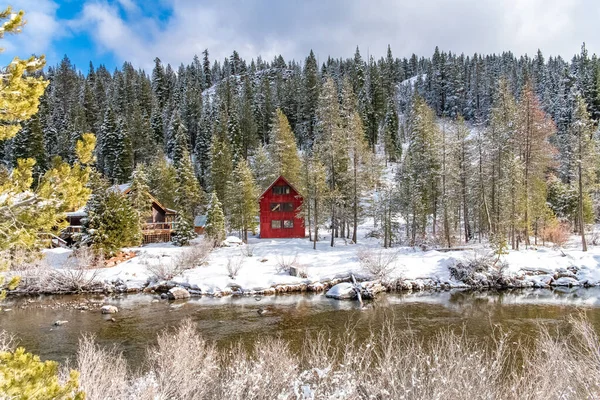 Red Wooden Hut Isolated Mountain Sierra Nevada California — Stock Photo, Image