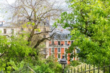 Paris, Montmartre, tipik binalar ve merdivenler, romantik manzara