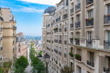 Paris, Montmartre, tipik binalar ve merdivenler, romantik manzara