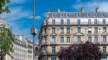 Paris, tipik cepheler ve caddeler, Pigalle 'deki güzel binalar.