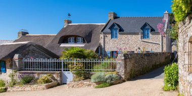 Brittany, Morbihan Körfezi 'ndeki Ile aux Moines adası. Köyde tipik bir sazdan kulübe.
