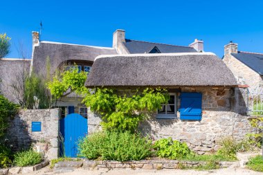 Brittany, Morbihan Körfezi 'ndeki Ile aux Moines adası. Köyde tipik bir sazdan kulübe.
