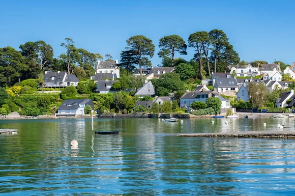 Brittany, Morbihan körfezindeki Ile aux Moines adası, tipik liman ve köydeki eski evler.