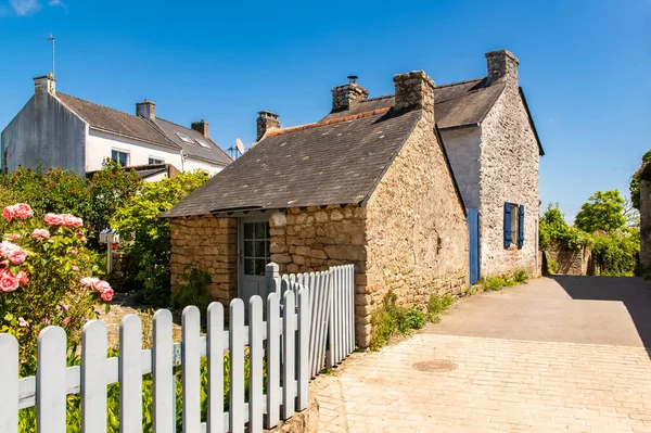 Brittany, Ile aux Moines adası Morbihan körfezinde, köydeki tipik evler