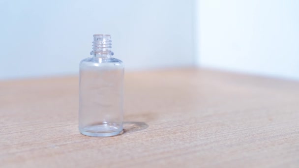 Botella pequeña llena de líquido — Vídeos de Stock
