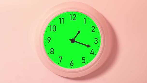 Reloj de pared con pantalla verde — Vídeo de stock