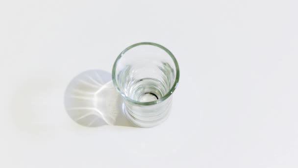 Remplissage de verre avec du liquide transparent — Video