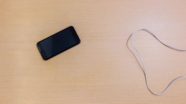 USB-кабель входит в смартфон — стоковое видео