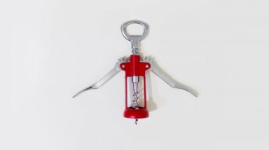 Şarap tirbuşonu açılıp kapanıyor.