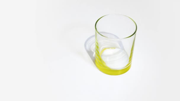 Mleko wypełnia szklaną zlewkę na białym tle — Wideo stockowe