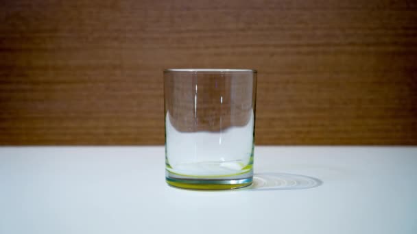 Vaso de vidrio se llena con leche — Vídeos de Stock