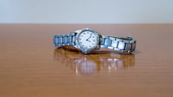 Timelapse de la montre-bracelet sur la table — Video