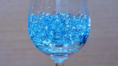 Kadehte cam boncuklar